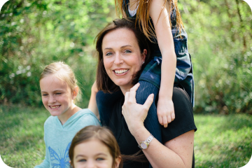 famille heureuse en balade Une mère se balade avec ses 4 enfants, illustrant les conseils destinés à améliorer l'état de santé des femmes et des familles